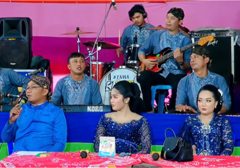 Sepasang Remaja Jatuh Cinta