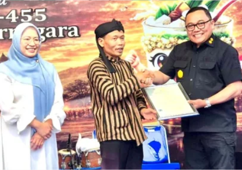 Kepala Kantor Wilayah Kementerian Hukum Jawa Tengah, Heni Susila Wardoyo, menyerahkan langsung sertifikat tersebut kepada sang pencipta logo, Fajar Maskuri, di Alun-Alun Banjarnegara pada saat puncak peringatan Hari Jadi ke-455, Kamis 26 Februari 2026