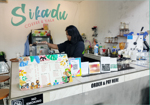 Kafe Sikadu meneguhkan pondasi bukan sekadar tempat minum kopi, melainkan titik temu antara tradisi keluarga, alam, dan gairah anak muda