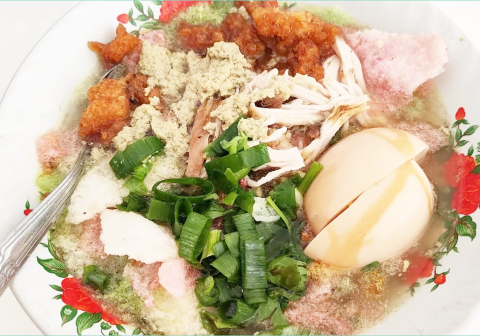 Soto kriyik  menjadi cita rasa khas Purbalingga sangat istimewa dengan tambahan sambal kacang pedas manis, suwiran daging ayam, dan remasan kerupuk yang memberikan sensasi rasa dan tekstur yang unik.