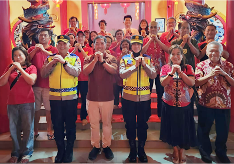 Umat Klenteng Hok Tek Bio Purbalingga berfoto bersama Kapolres Purbalingga AKBP Anita Indah Setyaningrum usai memanjatkan doa bagi masa depan bangsa, Senin 16 Februrai 2026.