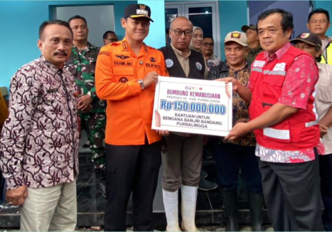 Ketua Gerakan Pramuka Kwartir Cabang (Kwarcab) Purbalingga, Tri Gunawan Setyadi mendampingi Bupati Purbalingga Fahmi Muhammad Hanif selaku Ketua Majelis Pembimbing Cabang (Ka Mabicab) Kabupaten Purbalingga menyerahkan donasi Bumbung Kemanusiaan Pramuka Rp.150.000.000 kepada pengurus PMI Cabang Purbalingga, di Posko Tanggap  Darurat Desa Serang, Kamis 5 Februari 2026