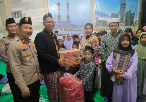 Kapolres Purbalingga AKBP Anita Indah Setyaningrum menggelar aksi bakti sosial sekaligus buka puasa bersama para santri dan jemaah pengajian di Pondok Pesantren Daaruttaqwa, Desa Brobot, Kecamatan Bojongsari, Rabu 11 Maret 2026 sore.