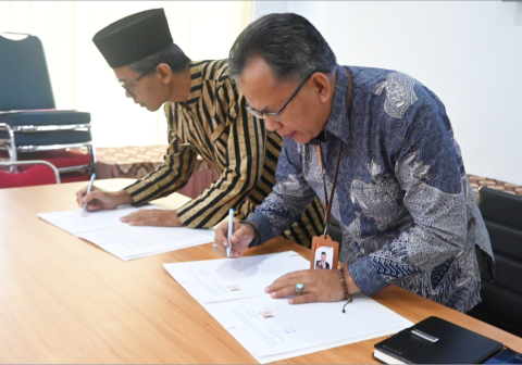 Ketua Badan Pengawas Pemilihan Umum (Bawaslu) Kabupaten Purbalingga, Misrad dan Kepala SMK Negeri 1 Kutasari, Sarjono saat menandatangani Nota Kesepahaman (MoU) dan Perjanjian Kerja Sama (MoA) bersama SMK Negeri 1 Kutasari pada Kamis 5 Maret 2026