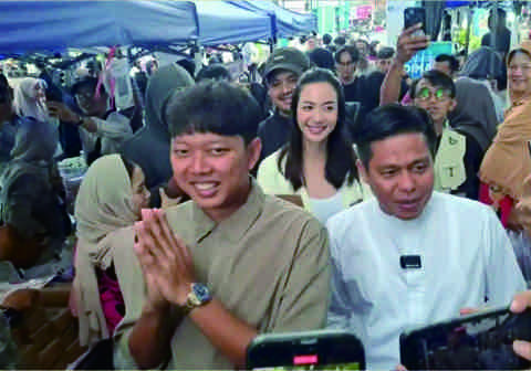 Suasana ngabuburit yang semula tenang mendadak pecah saat sosok komika Bayu Skak dan aktris Elvira Devinamira hadir dalam Pasar Ramadan Universitas Muhammadiyah Purwokerto (UMP) pada Kamis 5 Maret 2026 sore.
