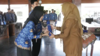 Bupati Banjarnegara, dr. Amalia Desiana, mengambil sumpah serta melantik sebanyak 333 Kepala Sekolah se-Kabupaten Banjarnegara. Prosesi khidmat ini berlangsung di Pendapa Dipayuda Adigraha pada Selasa, 10 Maret 2026, yang juga menyertakan pelantikan 5 orang CPNS serta 13 pejabat fungsional lainnya.