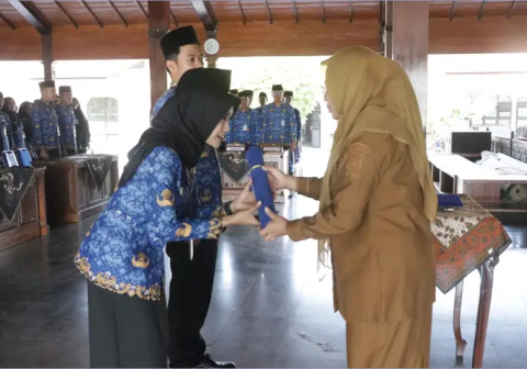 Bupati Banjarnegara, dr. Amalia Desiana, mengambil sumpah serta melantik sebanyak 333 Kepala Sekolah se-Kabupaten Banjarnegara. Prosesi khidmat ini berlangsung di Pendapa Dipayuda Adigraha pada Selasa, 10 Maret 2026, yang juga menyertakan pelantikan 5 orang CPNS serta 13 pejabat fungsional lainnya.