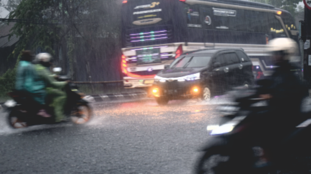 Setelah masyarakat merasakan hawa panas menyengat selama beberapa hari terakhir, hujan dengan intensitas sedang hingga lebat segera membasahi bumi dalam kurun waktu dekat.