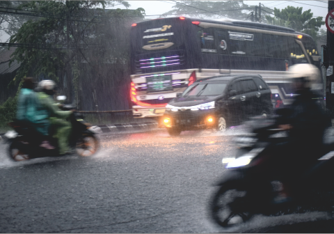 Setelah masyarakat merasakan hawa panas menyengat selama beberapa hari terakhir, hujan dengan intensitas sedang hingga lebat segera membasahi bumi dalam kurun waktu dekat.