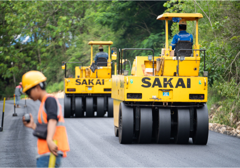 Pekerjaan perkerasan jalan dengan lapisan aspal panas (hotmix) merupakan bagian penting dalam pembangunan infrastruktur transportasi. Sumber Foto: ptadp.co.id