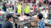 Kapolsek Bobotsari, AKP Sarno Ujianto melakukan pengawasan terhadap harga dan ketersediaan stok bahan pokok serta barang penting (Bapokting) pada minggu kedua Ramadan, Rabu 4 Maret 2026.