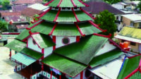 Masjid Cheng Ho dengan bangunan menjulang dengan rona merah yang mencolok Berdiri kokoh sejak 2011, masjid ini lahir dari tangan dingin seorang mualaf beretnis Tionghoa yang tergabung dalam Persatuan Islam Tionghoa Indonesia (PITI).