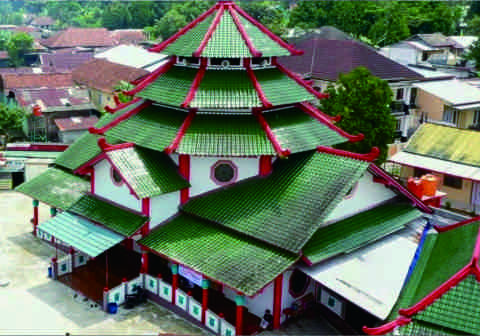 Masjid Cheng Ho dengan bangunan menjulang dengan rona merah yang mencolok Berdiri kokoh sejak 2011, masjid ini lahir dari tangan dingin seorang mualaf beretnis Tionghoa yang tergabung dalam Persatuan Islam Tionghoa Indonesia (PITI).