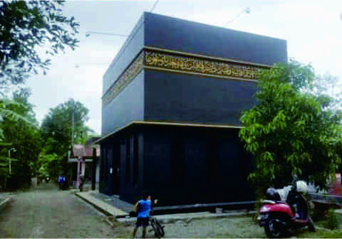 Masjid An Nur, yang lebih populer dengan sebutan Masjid Kabah.Sesuai namanya, masjid ini mereplikasi bentuk bangunan suci di Makkah.