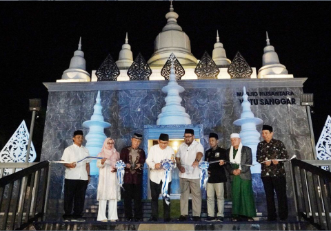 Wakil Bupati Purbalingga, Dimas Prasetyahani, menghadiri prosesi peresmian Masjid Nusantara “Watu Sanggar” di Desa Mangunegara, Kecamatan Mrebet, Sabtu 7 Maret 2026.