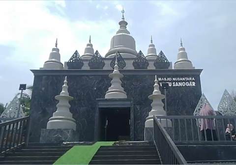 Masjid Nusantara Watu Sanggar di Desa Mangunegara, Kecamatan Mrebet, Kabupaten Purbalingga berdiri megah, bukan sekadar sebagai rumah sujud, melainkan sebagai sebuah narasi visual tentang pertemuan mesra antara nilai Islam dan kearifan lokal Nusantara.