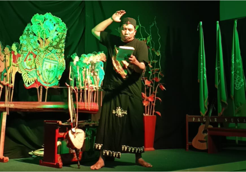 Ketua Katasapa Purbalingga, Agustav Triono, mengawali sesi Ngaji Budaya melalui puisi "Aku Ingin Tertanam" di Aula Gedung PCNU Purbalingga, Senin malam 16 Maret 2026  