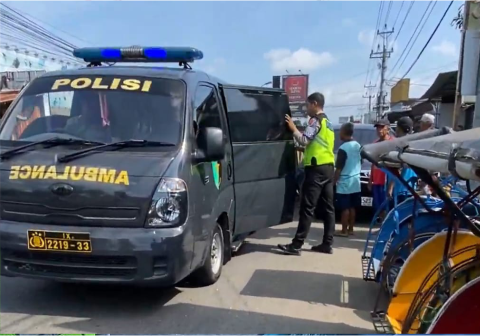 Polisi yang berjaga dalam rangka pengamanan arus mudik segera menangkap sinyal darurat tersebut.