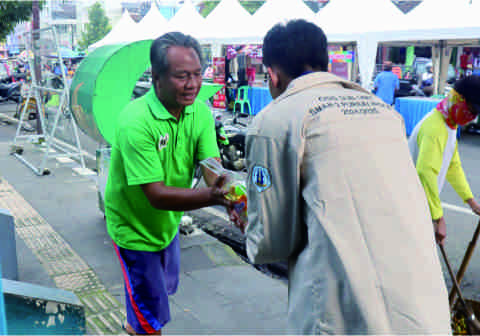 Keluarga besar SMA Negeri 2 Purbalingga menginisiasi aksi sosial bertajuk Ramadan On The Road dengan menyalurkan ribuan paket bantuan pangan kepada masyarakat, Senin 9 Maret 2026.