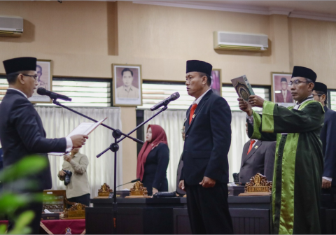 Ketua DPRD Purbalingga, H.R. Bambang Irawan, memandu pengambilan sumpah Slamet sebagai anggota DPRD Pengganti Antar Waktu (PAW) sisa masa jabatan 2024–2029, dalam rapat paripurna DPRD, Senin 2 Maret 2026.