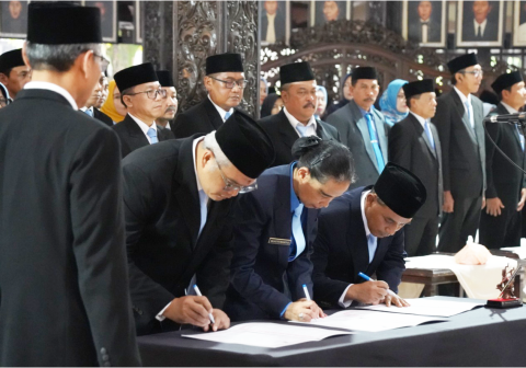 Bupati Purbalingga Fahmi M. Hanif secara resmi mengambil sumpah jabatan 113 pejabat administrator atau eselon III