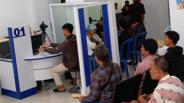 Pelayanan Satuan Penyelenggara Administrasi SIM (Satpas) Polres Purbalingga sejak pagi hari, bahkan sebelum petugas membuka loket pendaftaran Pelayanan Satuan Penyelenggara Administrasi SIM (Satpas) Polres Purbalingga sejak pagi hari, bahkan sebelum petugas membuka loket pendaftaran