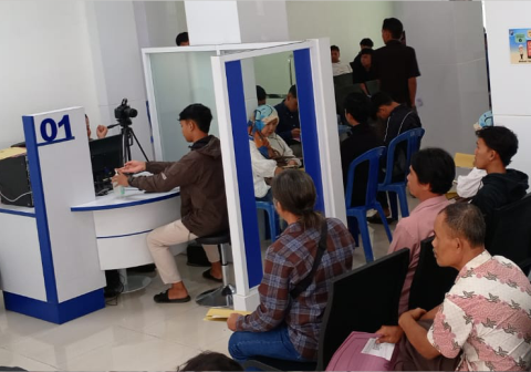 Pelayanan Satuan Penyelenggara Administrasi SIM (Satpas) Polres Purbalingga sejak pagi hari, bahkan sebelum petugas membuka loket pendaftaran Pelayanan Satuan Penyelenggara Administrasi SIM (Satpas) Polres Purbalingga sejak pagi hari, bahkan sebelum petugas membuka loket pendaftaran