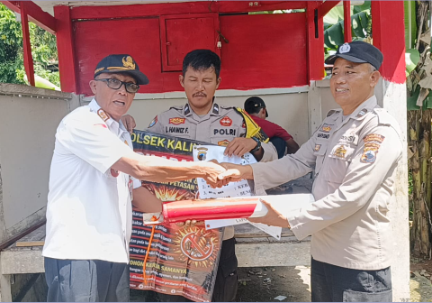 Polsek Kalimanah memelopori revitalisasi Pos Keamanan Lingkungan (Poskamling) pada RT 12 RW 06 Desa Sidakangen, Kecamatan Kalimanah, Rabu 11 Maret 2026 pagi.