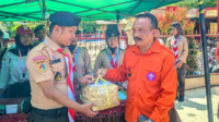 Ketua Kwartir Cabang (Kwarcab) Gerakan Pramuka Kabupaten Purbalingga, Tri Gunawan Setyadi saat monitoring Posko Aksi Pramuka Peduli Karya Bakti Lebaran (APPKBL) 2026