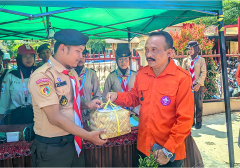 Ketua Kwartir Cabang (Kwarcab) Gerakan Pramuka Kabupaten Purbalingga, Tri Gunawan Setyadi saat monitoring Posko Aksi Pramuka Peduli Karya Bakti Lebaran (APPKBL) 2026