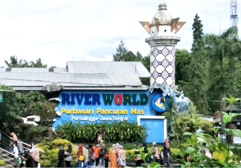 Udara sejuk Desa Purbayasa, Kecamatan Padamara, menyambut setiap pelancong yang menginjakkan kaki di gerbang Taman Wisata Pendidikan (TWP) Purbasari Pancuran Mas.