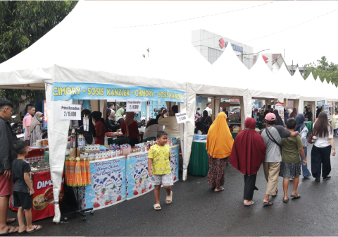 Sekitar 150 pelaku UMKM lokal menyajikan beragam menu, mulai dari kudapan klasik hingga minuman kekinian yang menggugah selera para pemburu takjil dalam Ramadan Food Festival, Kamis 5 Maret 2026