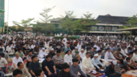 Gema takbir berkumandang memenuhi cakrawala Kampus I Universitas Muhammadiyah Purwokerto (UMP) saat ribuan jemaah menyemut di Lapangan Mas Mansoer, Jumat 20 Maret 2026.