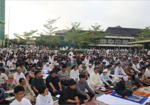 Gema takbir berkumandang memenuhi cakrawala Kampus I Universitas Muhammadiyah Purwokerto (UMP) saat ribuan jemaah menyemut di Lapangan Mas Mansoer, Jumat 20 Maret 2026.
