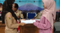 Almar’atus Sholikhah sebelah kiri bersamaKetua lama Ria Fitriani usia mengemban amanah sebagai Ketua Dewan Saka Pariwisata Kwartir Cabang Gerakan Pramuka Kabupaten Purbalingga periode 2026–2028 dalam Musyawarah Satuan Karya Pramuka (Musaka) di Kantor Dinas Pemuda, Olahraga, dan Pariwisata Kabupaten Purbalingga, Selasa 17 Maret 2026.