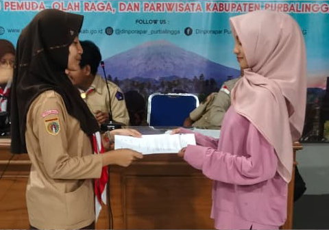 Almar’atus Sholikhah sebelah kiri bersamaKetua lama Ria Fitriani usia mengemban amanah sebagai Ketua Dewan Saka Pariwisata Kwartir Cabang Gerakan Pramuka Kabupaten Purbalingga periode 2026–2028 dalam Musyawarah Satuan Karya Pramuka (Musaka) di Kantor Dinas Pemuda, Olahraga, dan Pariwisata Kabupaten Purbalingga, Selasa 17 Maret 2026.