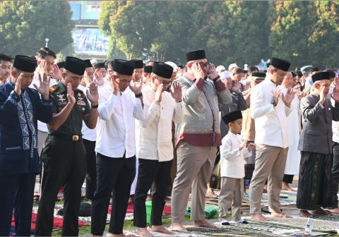 Ribuan umat muslim dari berbagai penjuru Kabupaten Purbalingga memadati Alun-Alun Purbalingga untuk menunaikan Salat Idulfitri 1447 Hijriah, Sabtu 21 Maret 2026