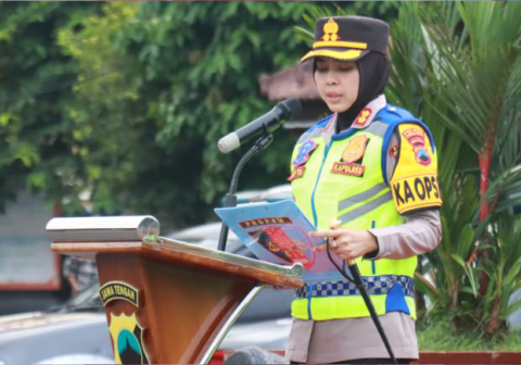 Kapolres Purbalingga, AKBP Anita Indah Setyaningrum, memimpin langsung jalannya apel yang melibatkan unsur TNI, Brimob, Satpol PP, hingga Dinas Perhubungan, di halaman Pendopo Kabupaten Purbalingga, Kamis 19 Maret 2026