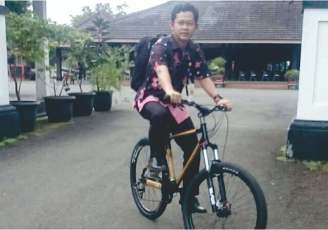Teguh Pratomo bersepeda Teguh Pratomo, seorang PNS di Badan Keuangan Daerah Kabupaten Purbalingga pernah secara rutin bersepeda pada tahun 2017. Foto : tabloidelemen.com