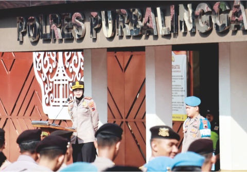 Kapolres Purbalingga, AKBP Anita Indah Setyaningrum saat apel jam pimpinan di halaman Mapolres Purbalingga, Senin 30 Maret 2026.