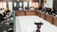 Ketua DPRD Purbalingga, HR Bambang Irawan saat menerima audensi ebanyak 12 perwakilan Forum ASN PPPK Kabupaten Purbalingga menyampaikan aspirasi kepada DPRD, Selasa 21 April 2026. Audiensi berlangsung hangat di ruang kepanitiaan gedung dewan.
