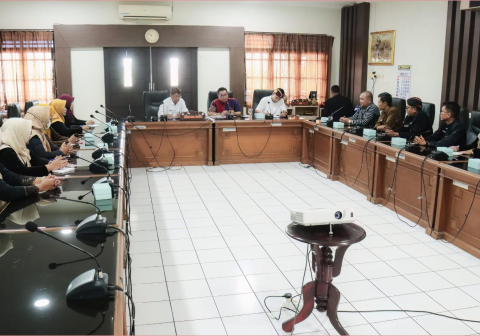 Ketua DPRD Purbalingga, HR Bambang Irawan saat menerima audensi ebanyak 12 perwakilan Forum ASN PPPK Kabupaten Purbalingga menyampaikan aspirasi kepada DPRD, Selasa 21 April 2026. Audiensi berlangsung hangat di ruang kepanitiaan gedung dewan.