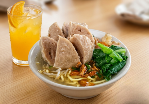 Bakso Bogem Padammara mengandalkan bahan baku utama berupa daging sapi pilihan dan tepung aci berpadu sempurna menciptakan tekstur yang kenyal namun tetap lembut Bakso Bogem Padammara mengandalkan bahan baku utama berupa daging sapi pilihan dan tepung aci berpadu sempurna menciptakan tekstur yang kenyal namun tetap lembut