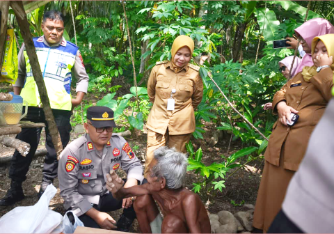 Kapolsek Karanganyar AKP Edi Rasio bersama Forkopimcam Kertanegara, Dinas Sosial, Puskesmas, serta Pemerintah Desa Condong mengunjungi Basirun, lansia berusia sekitar 80 tahun yang mendiami gubuk sederhana pada bantaran Sungai Wotan, Desa Condong, Kecamatan Kertanegara pada Senin 20 April 2026.