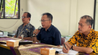 Ketua Bawaslu Kabupaten Purbalingga, Misrad besama pengurus dan Andalan Bidang Organisasi Hukum (Sekbid Orhum) Kwarcab Purbalingga, Saryono saat audiensi yang berlangsung di Sanggar Pramuka, Kamis 16 April 2026