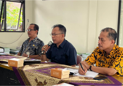 Ketua Bawaslu Kabupaten Purbalingga, Misrad besama pengurus dan Andalan Bidang Organisasi Hukum (Sekbid Orhum) Kwarcab Purbalingga, Saryono saat audiensi yang berlangsung di Sanggar Pramuka, Kamis 16 April 2026