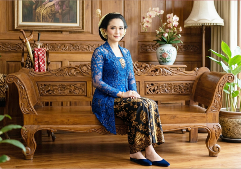 Berbagai komunitas hingga tokoh publik gencar mengampanyekan pemakaian kebaya dalam aktivitas keseharian guna menjaga kelestarian budaya luhur bangsa.