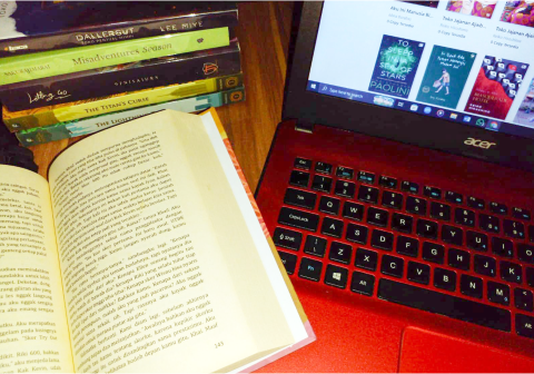 Buku fisik dan bacaan digital menjadi dua pilihan cara menikmati bacaan oleh generasi muda. Foto Ika Tri Mulyani, Mahasiswi Program Studi Pendidikan Bahasa Inggris, Universitas Jenderal Soedirman Purwokerto, angkatan 2023