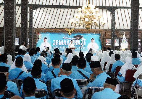 Bupati Purbalingga, Fahmi M Hanif, melepas 569 calon jemaah haji asal Kabupaten Purbalingga di Pendapa Dipokusumo, Rabu 22 April 2026.