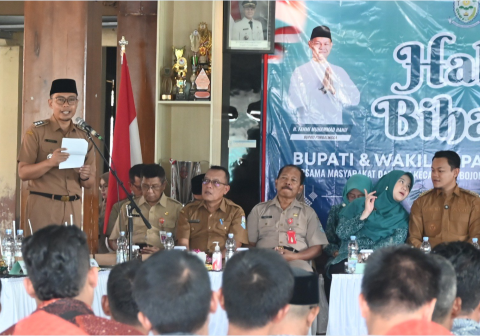 Camat Bojongsari Widodo Panca Nugraha yang mewakili masyarakat dari wilayah Kecamatan Bojongsari, Padamara, Kutasari, dan Kalimanah menyampaikan apresiasi atas berbagai program pembangunan, saat acara Halalbihalal bersama aparatur pemerintah dan tokoh masyarakat di Pendopo Kecamatan Bojongsari, Selasa 7 April 2026.